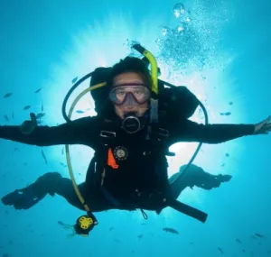 Lindsay Aylesworth scuba diving
