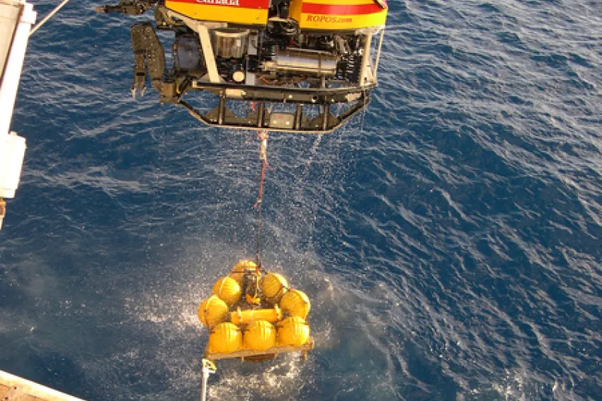 NOAA’s New Millennium Observatory was set up to study geologic, chemical, and biologic interactions along the mid-ocean ridge system. Here, a remotely operated vehicle (ROPOS) recovers a volcano monitor in the Juan de Fuca Ridge in the Pacific, west of Oregon.