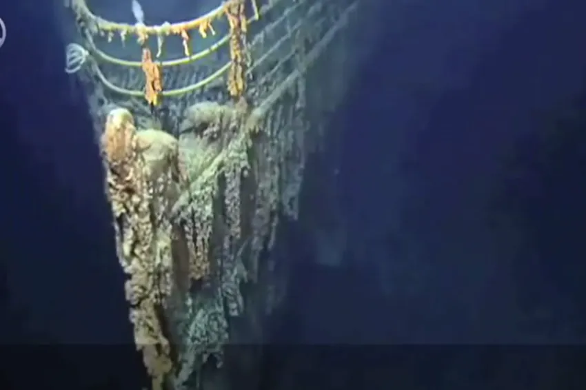 the titanic underwater