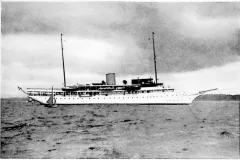 una foto en blanco y negro de un yate de la década de 1930