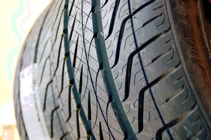 a close up view of the treads on a car tire