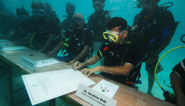 Cabinet ministers from the Maldives sign a declaration to fight climate change – underwater!