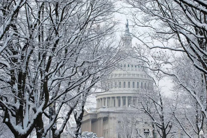 A picture of the dome of the U.S. Capitol during a snowstorm 